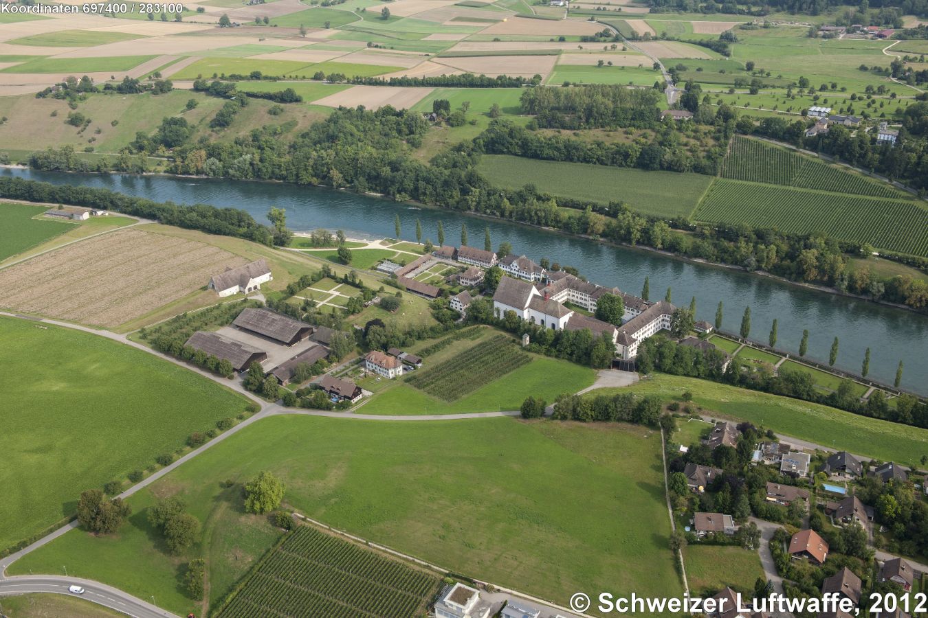 Ehemaliges Dominikanerinnen-Kloster St. Katharinental (TG); Position: 2'697'433.47, 1'283'102.23; heute Rehabilittionsklinik und Klinik für Langzeitpflege. - Auf der rechten Rheinseite, rechter Bildrand: 'Rheinburg' Gailingen, ein Weinbaubetrieb.